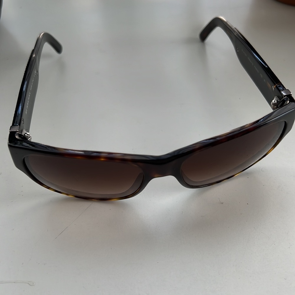 Beautiful Burberry Sunglasses with sunglass case and cleaning cloth! - Picture 4 of 7